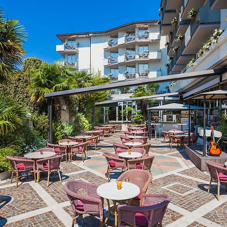 Hotel Continental - Tonelli Hotels Torbole Sul Garda Bagian luar foto