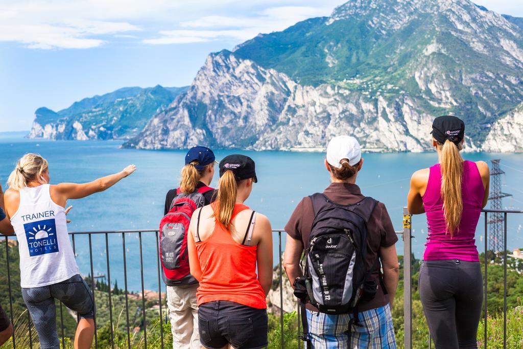 Hotel Continental - Tonelli Hotels Torbole Sul Garda Bagian luar foto
