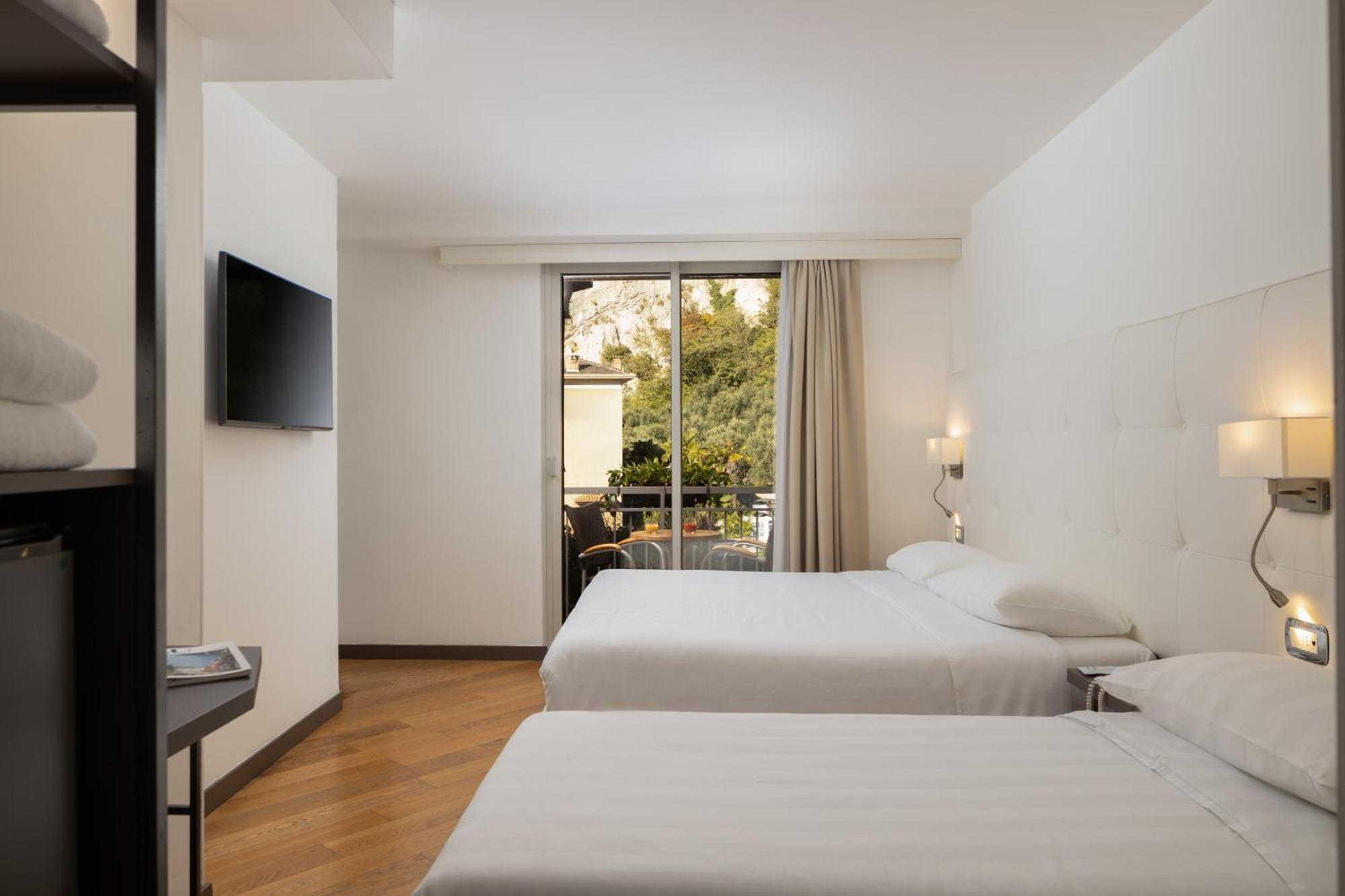 Hotel Continental - Tonelli Hotels Torbole Sul Garda Bagian luar foto