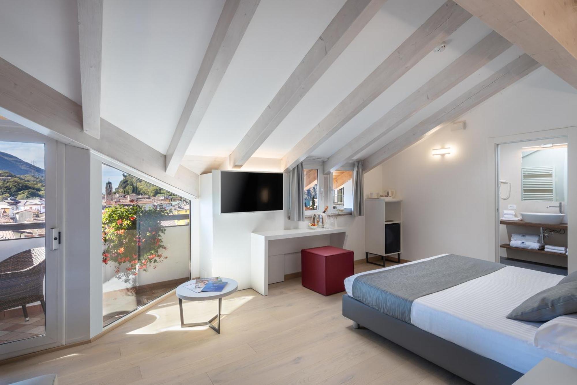Hotel Continental - Tonelli Hotels Torbole Sul Garda Ruang foto