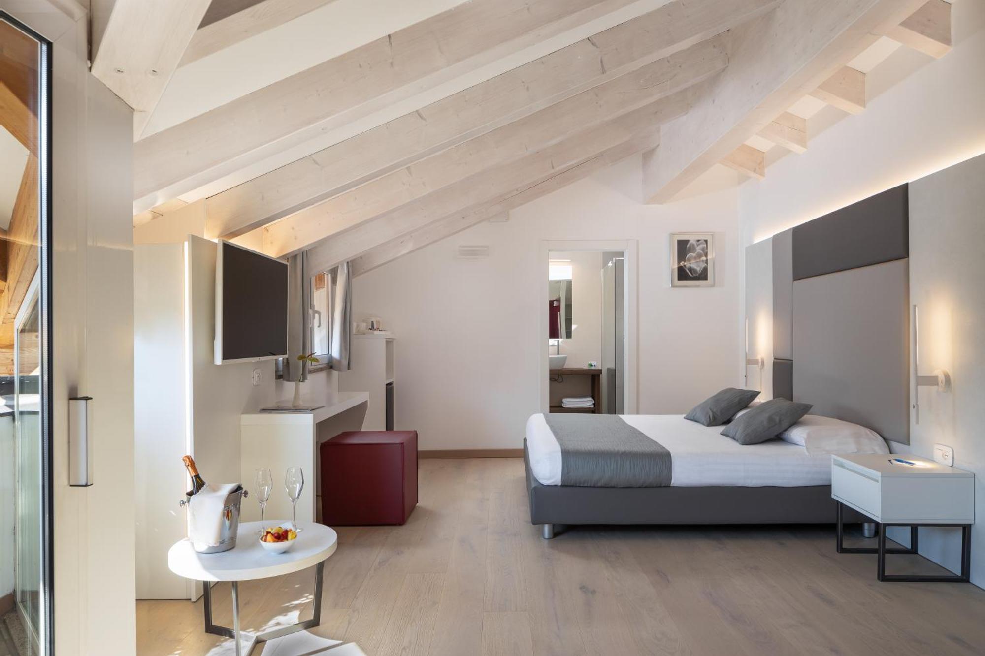 Hotel Continental - Tonelli Hotels Torbole Sul Garda Ruang foto