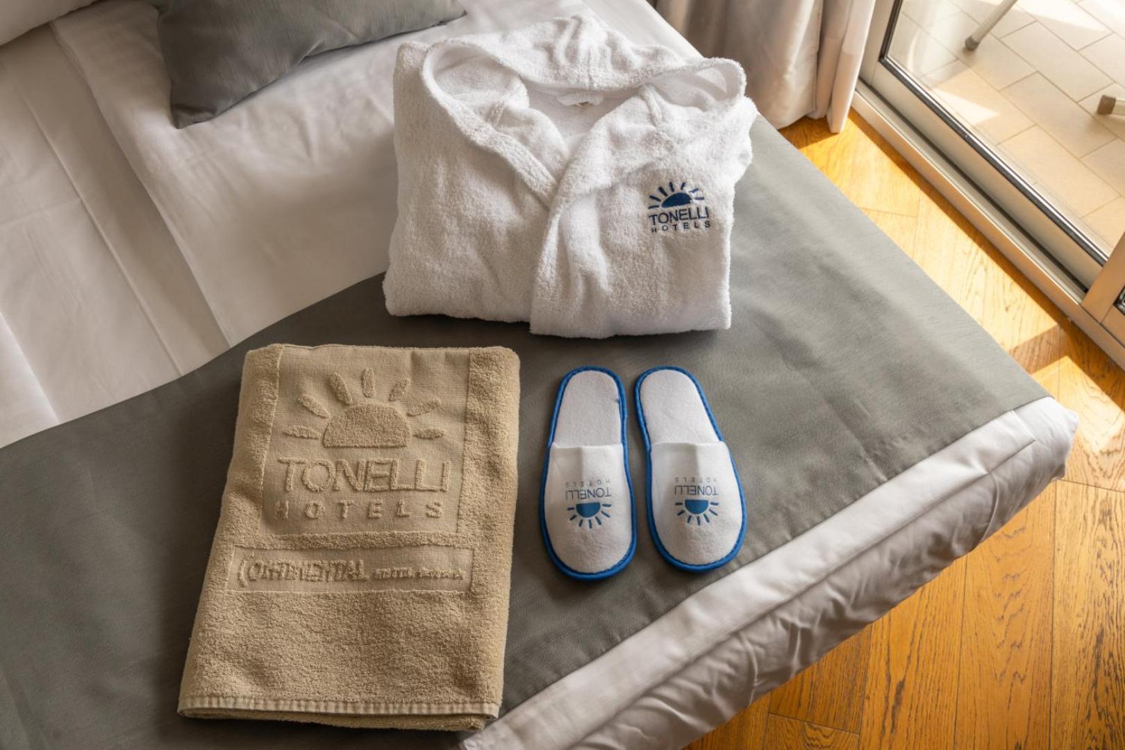 Hotel Continental - Tonelli Hotels Torbole Sul Garda Bagian luar foto