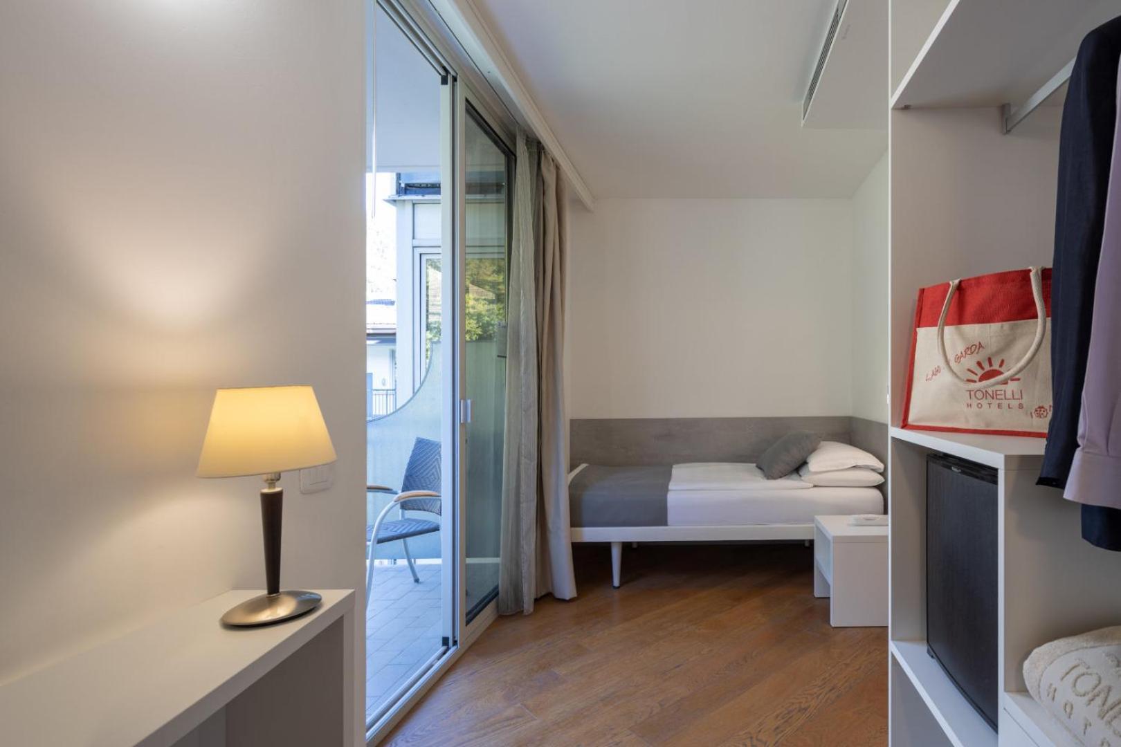 Hotel Continental - Tonelli Hotels Torbole Sul Garda Bagian luar foto