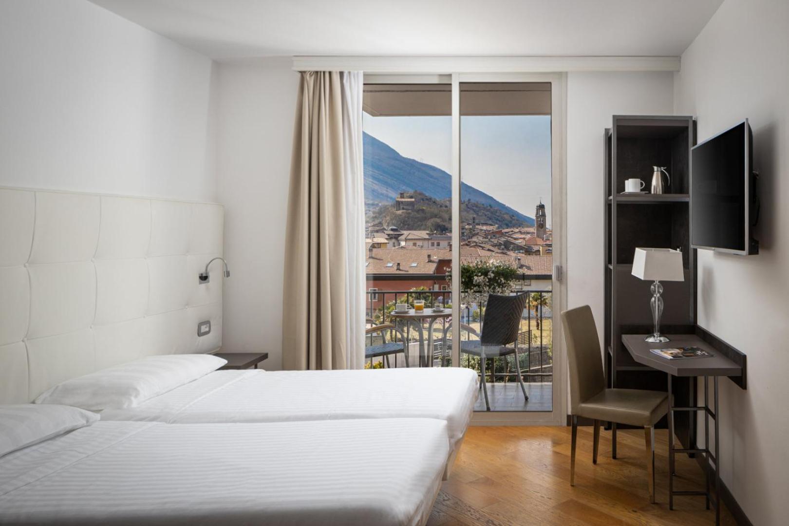 Hotel Continental - Tonelli Hotels Torbole Sul Garda Bagian luar foto