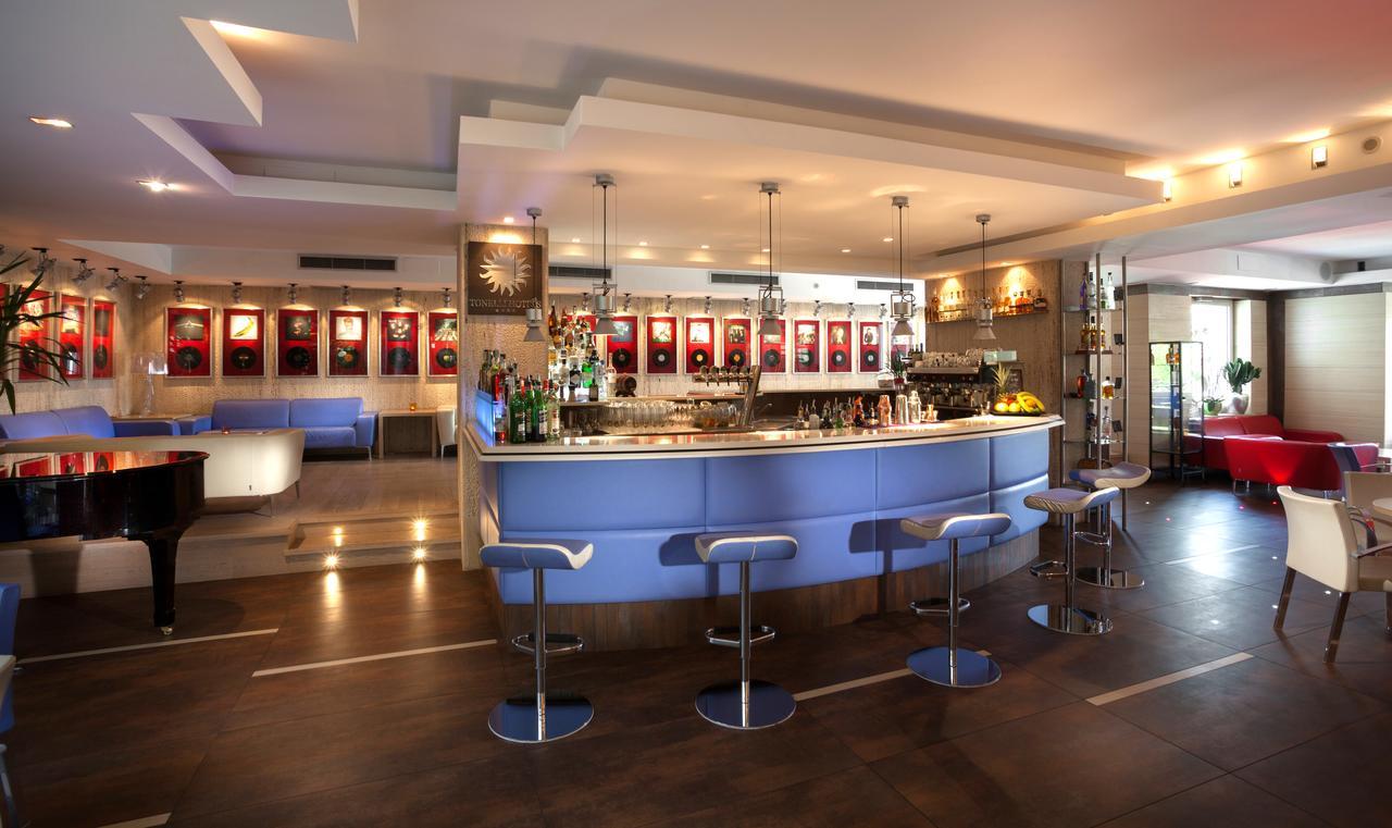 Hotel Continental - Tonelli Hotels Torbole Sul Garda Bagian luar foto