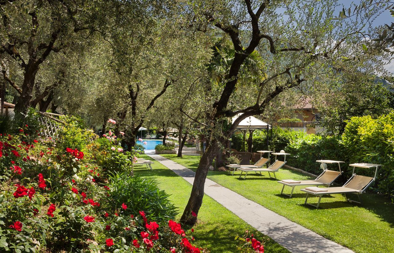 Hotel Continental - Tonelli Hotels Torbole Sul Garda Bagian luar foto