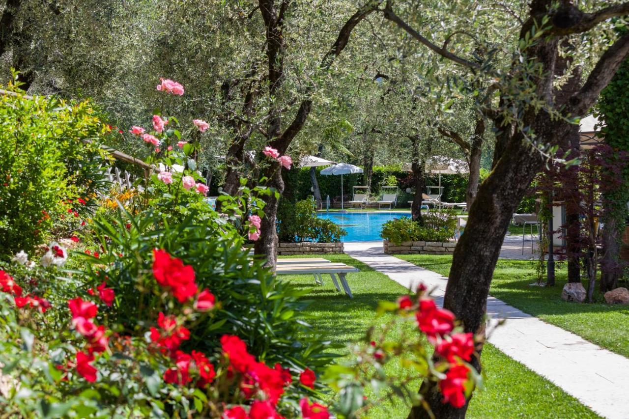 Hotel Continental - Tonelli Hotels Torbole Sul Garda Bagian luar foto