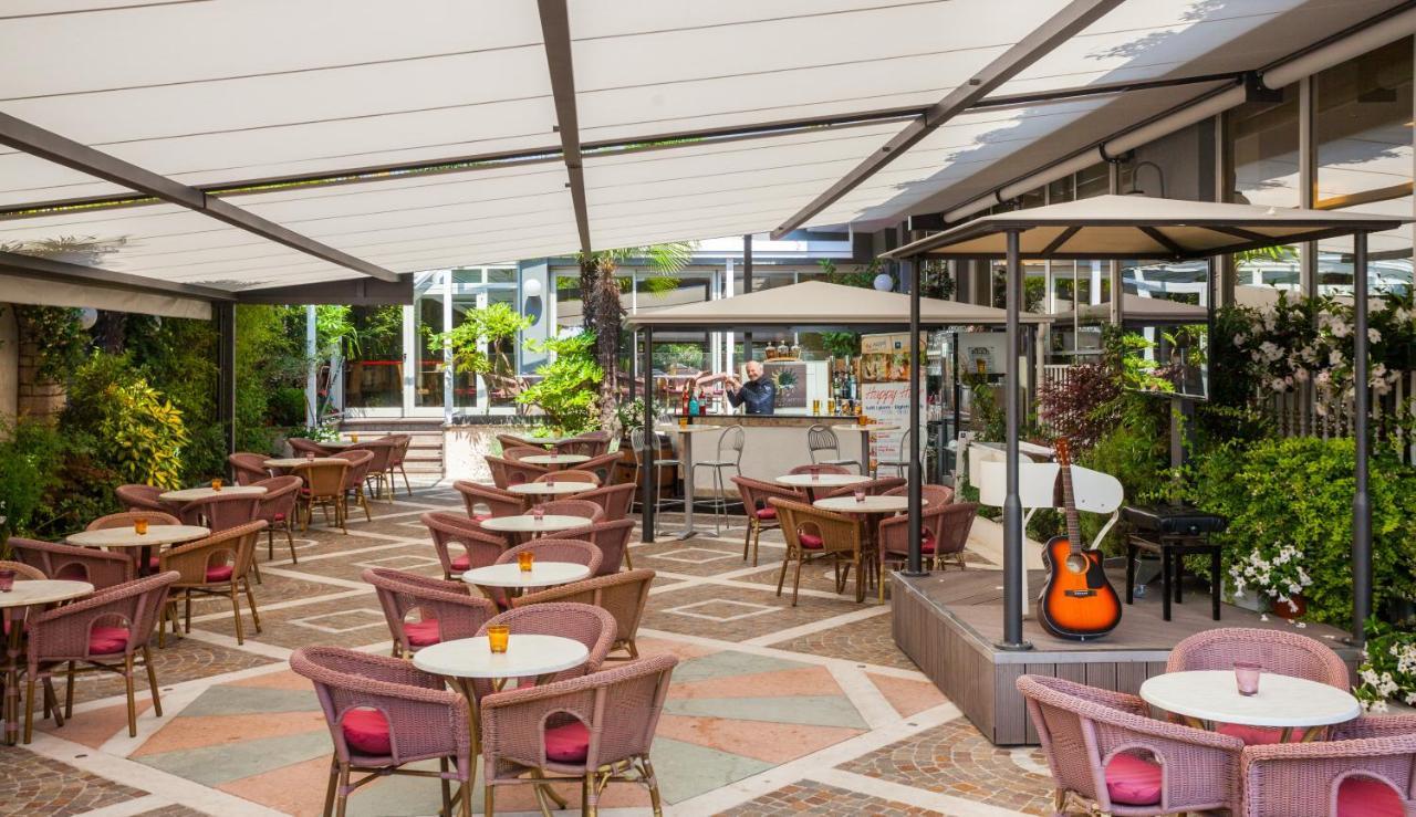 Hotel Continental - Tonelli Hotels Torbole Sul Garda Bagian luar foto
