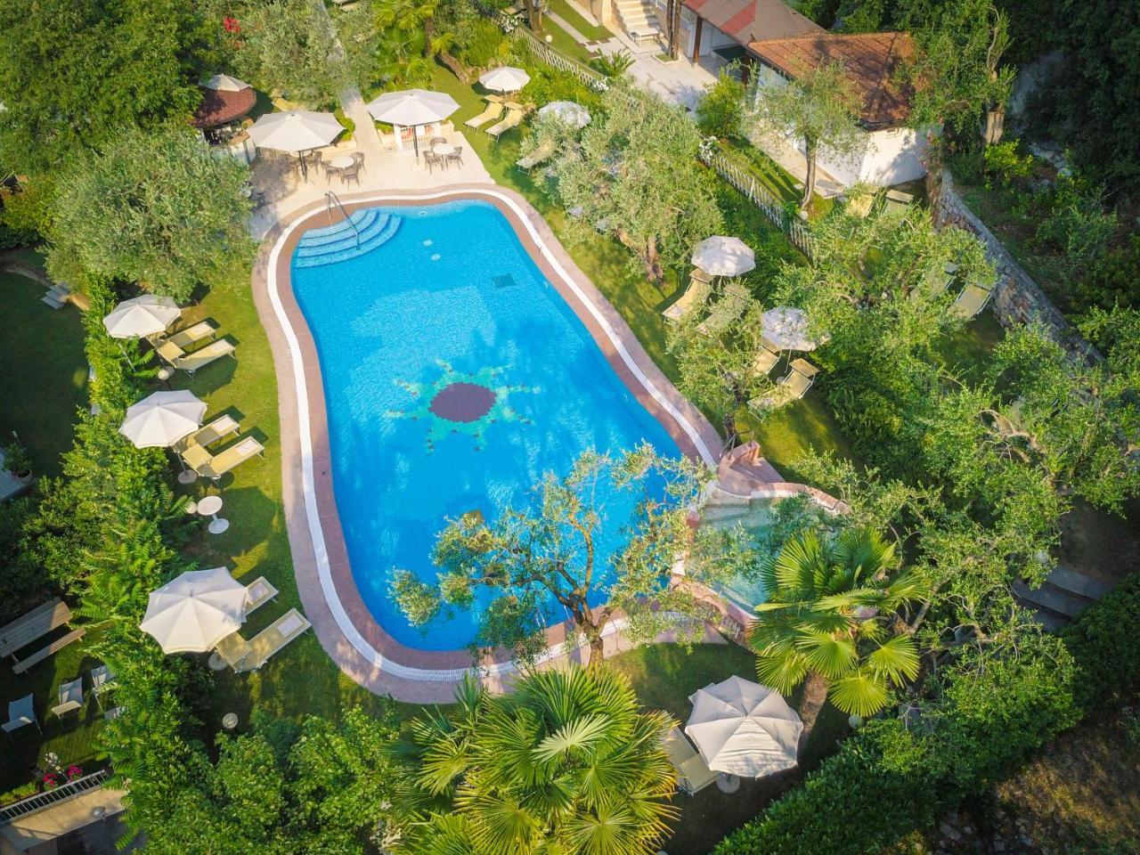 Hotel Continental - Tonelli Hotels Torbole Sul Garda Bagian luar foto