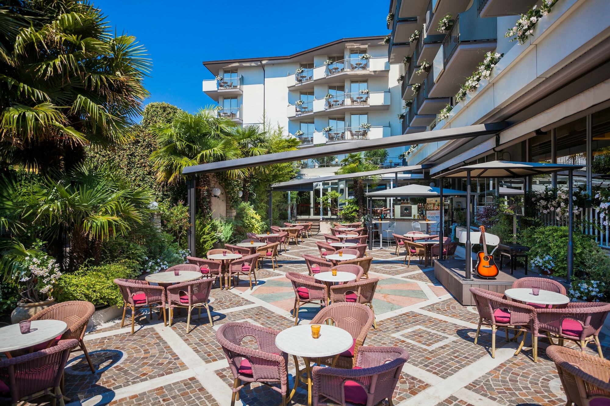 Hotel Continental - Tonelli Hotels Torbole Sul Garda Bagian luar foto